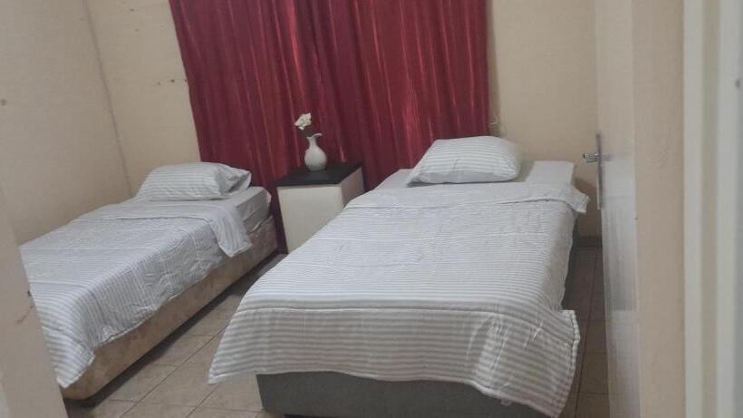 ペンション Tatian S Guesthouse +27783336268