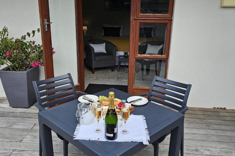 پانسیون The River Pirate