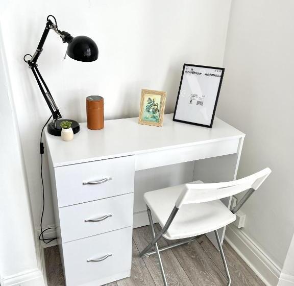 پانسیون Westfield London Shepherds Bush