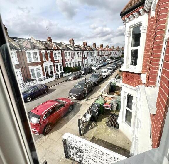 پانسیون Westfield London Shepherds Bush