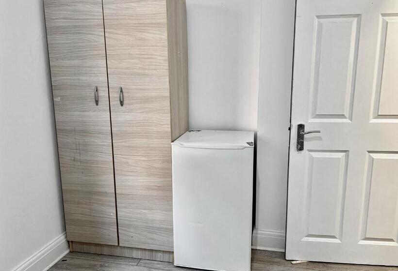 پانسیون Westfield London Shepherds Bush