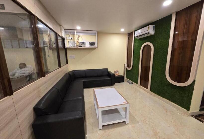 Sarojini Garden Hotel & Restaurant