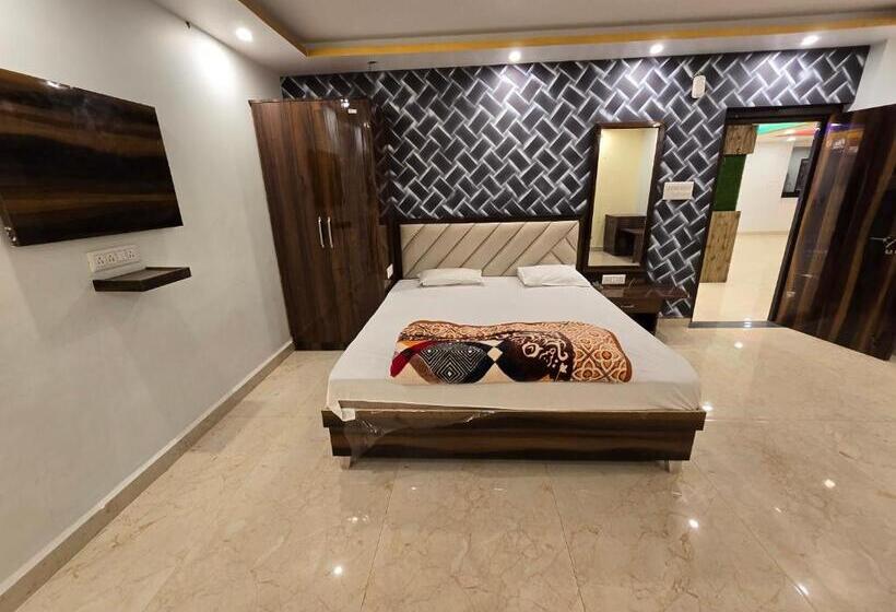 Sarojini Garden Hotel & Restaurant