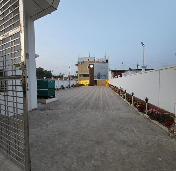 Sarojini Garden Hotel & Restaurant