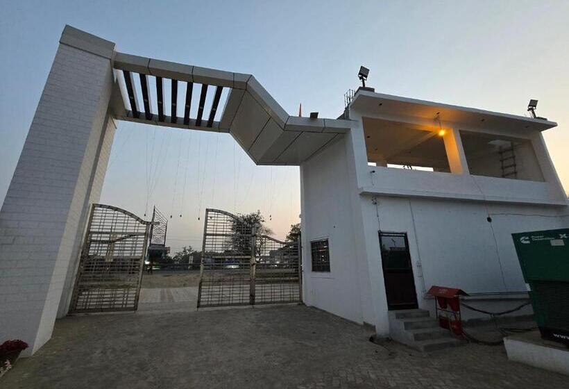 Sarojini Garden Hotel & Restaurant