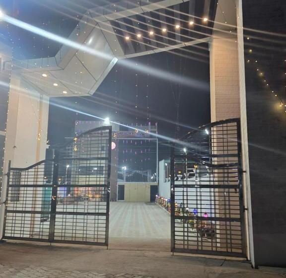 Sarojini Garden Hotel & Restaurant