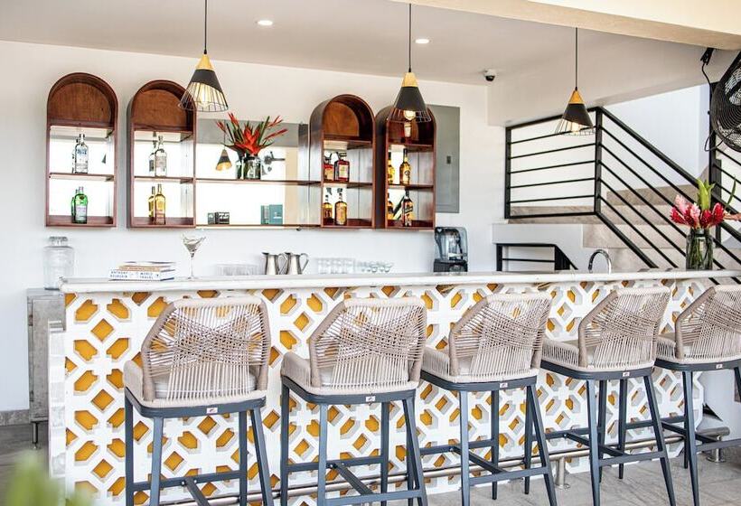 בית מלון כפרי The West House Boutique