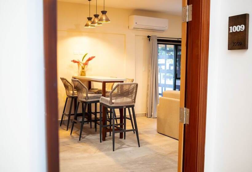 בית מלון כפרי The West House Boutique