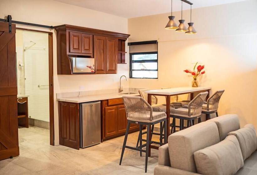 בית מלון כפרי The West House Boutique