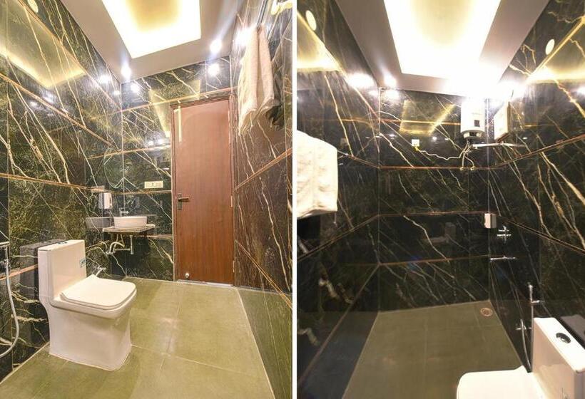 Fabhotel Relax Inn Palace