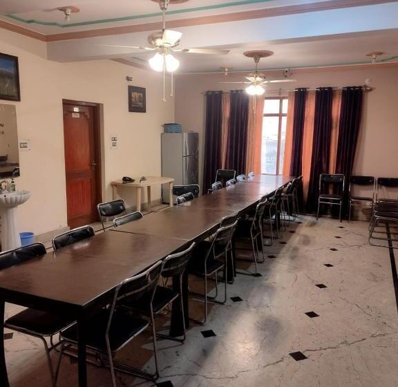 ホテル Foothills , Srinagar