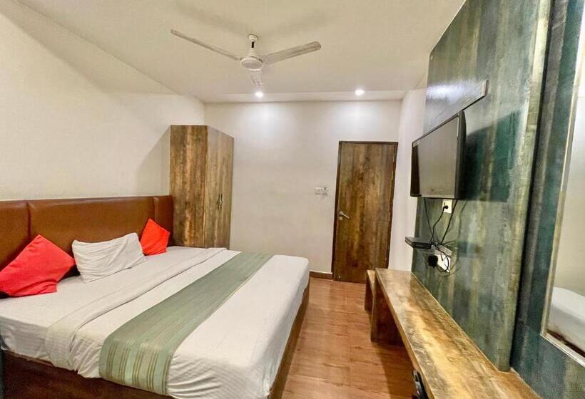 Janaki ! Varanasi ! होटल जानकी   హోటల్ జానకి Fully Air Conditioned Hotel Family Friendly Hotel, Near