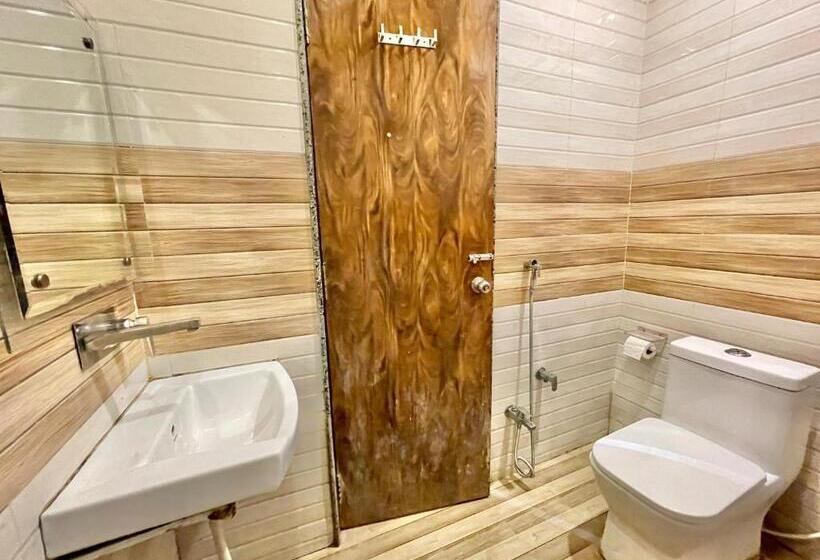 Janaki ! Varanasi ! होटल जानकी   హోటల్ జానకి Fully Air Conditioned Hotel Family Friendly Hotel, Near