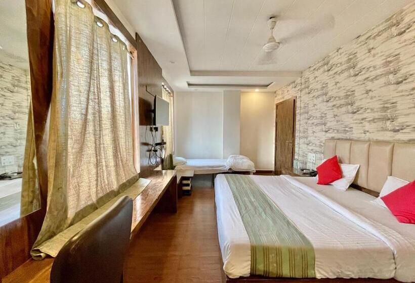 Janaki ! Varanasi ! होटल जानकी   హోటల్ జానకి Fully Air Conditioned Hotel Family Friendly Hotel, Near