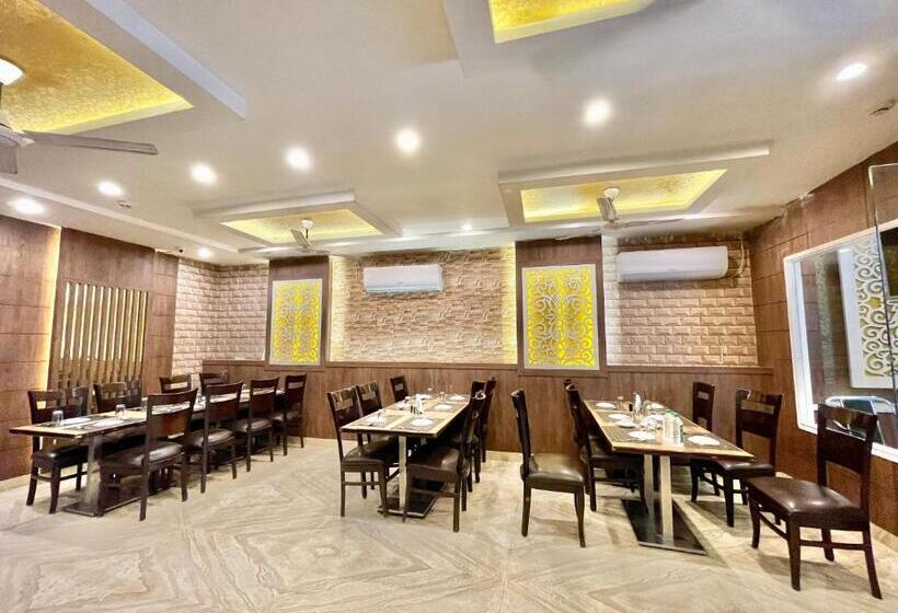 Janaki ! Varanasi ! होटल जानकी   హోటల్ జానకి Fully Air Conditioned Hotel Family Friendly Hotel, Near
