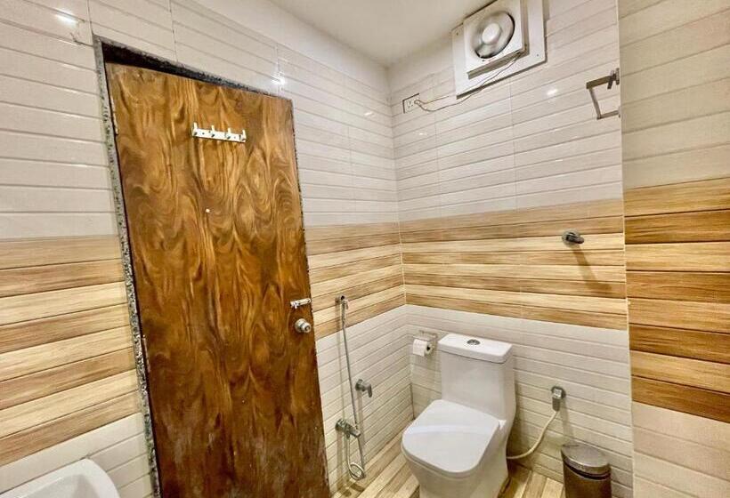 Janaki ! Varanasi ! होटल जानकी   హోటల్ జానకి Fully Air Conditioned Hotel Family Friendly Hotel, Near