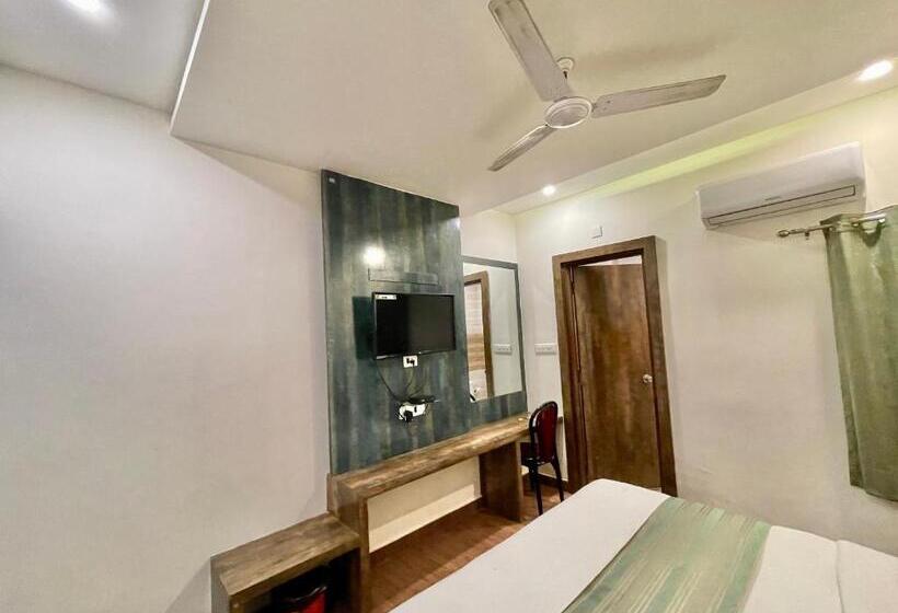 Janaki ! Varanasi ! होटल जानकी   హోటల్ జానకి Fully Air Conditioned Hotel Family Friendly Hotel, Near