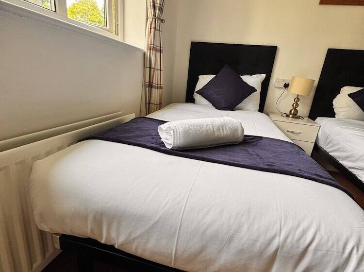 Пансион High Trees Guest House Gatwick