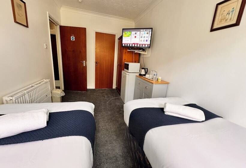 Пансион High Trees Guest House Gatwick