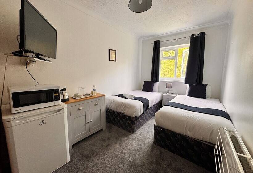 Пансион High Trees Guest House Gatwick