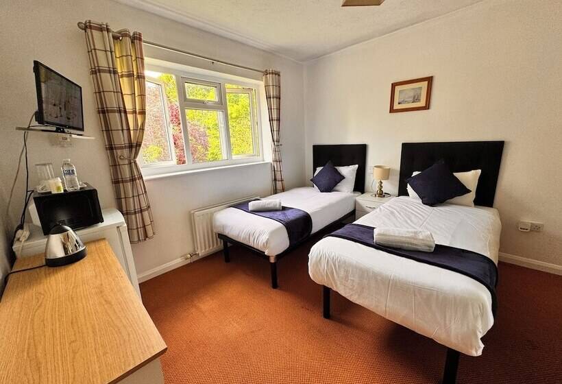 Пансион High Trees Guest House Gatwick