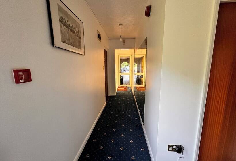 Пансион High Trees Guest House Gatwick