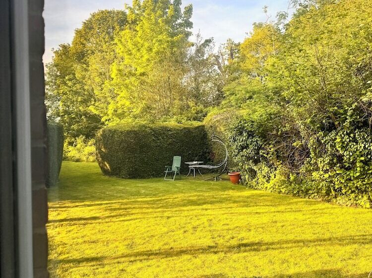 Пансион High Trees Guest House Gatwick