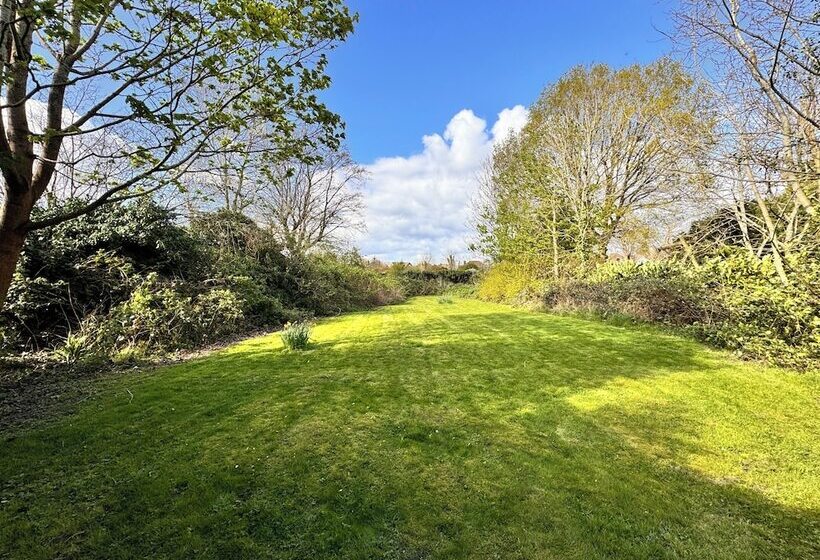 Пансион High Trees Guest House Gatwick