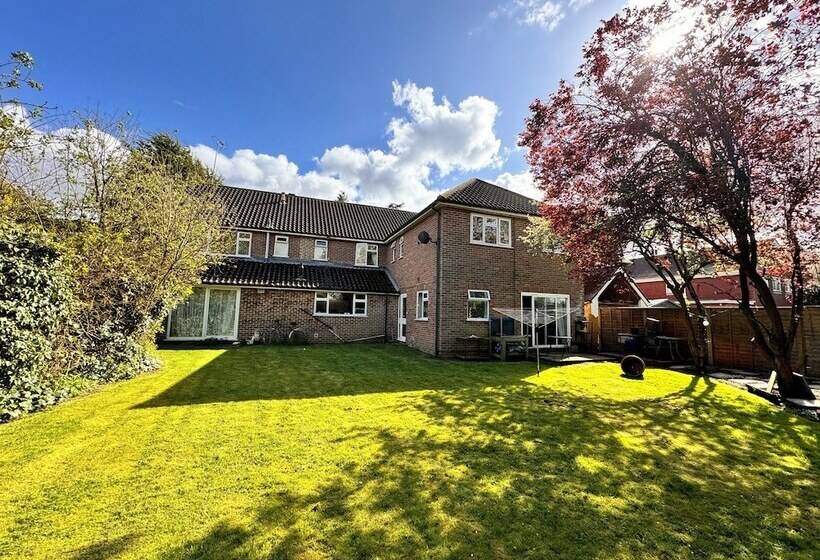 Пансион High Trees Guest House Gatwick