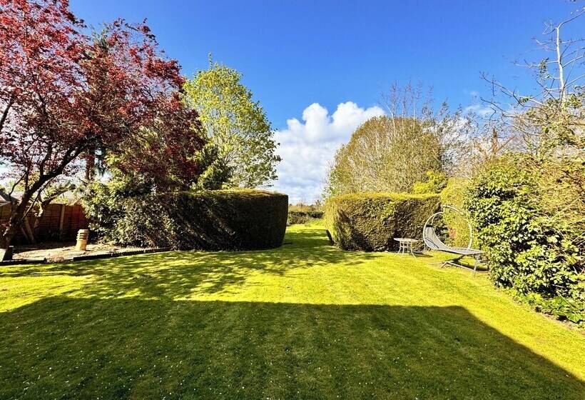 پانسیون High Trees Guest House Gatwick