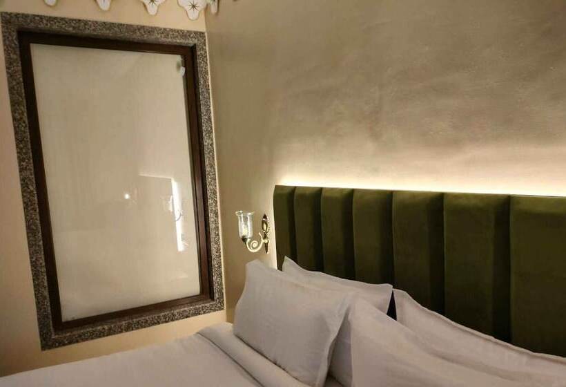 فندق Nightingales Resort