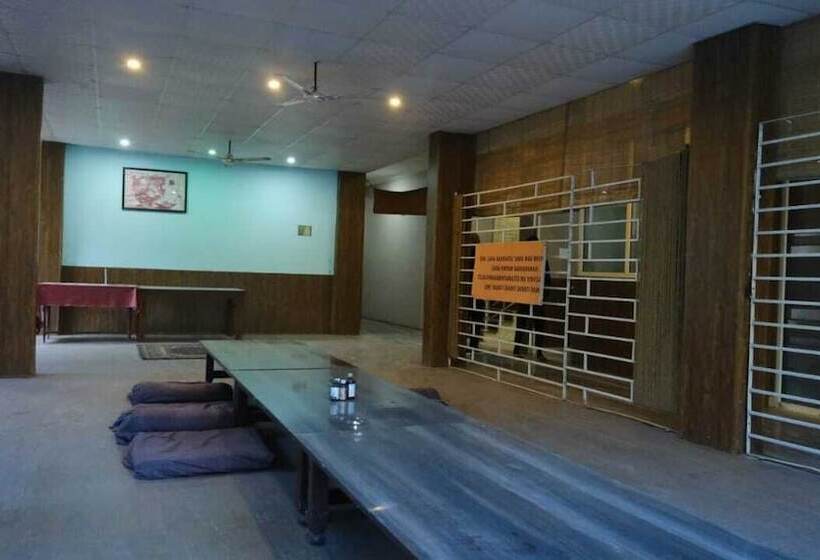 Bed and Breakfast Vardan Hotel  Ayur Stay