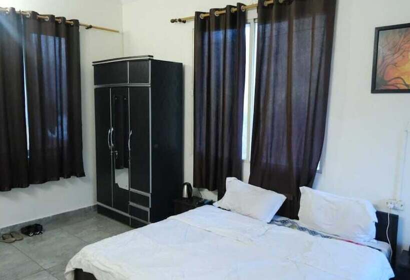 Bed and Breakfast Vardan Hotel  Ayur Stay