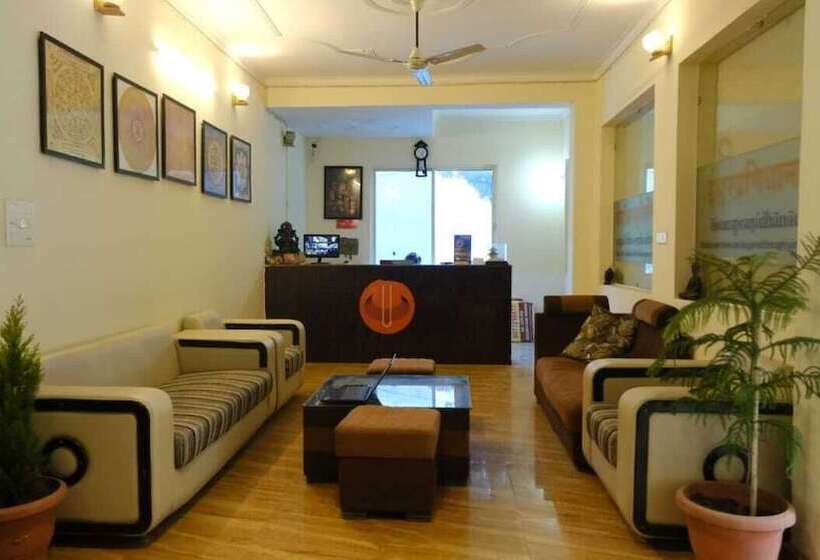 Bed and Breakfast Vardan Hotel  Ayur Stay