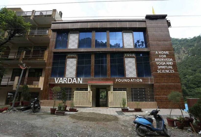 Bed and Breakfast Vardan Hotel  Ayur Stay