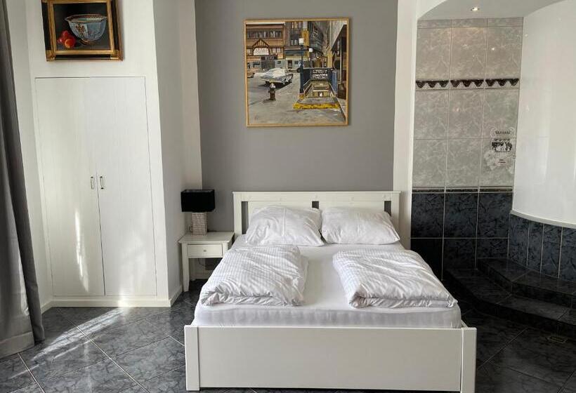 تختخواب و صبحانه King David Garden