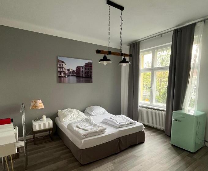 تختخواب و صبحانه King David Garden