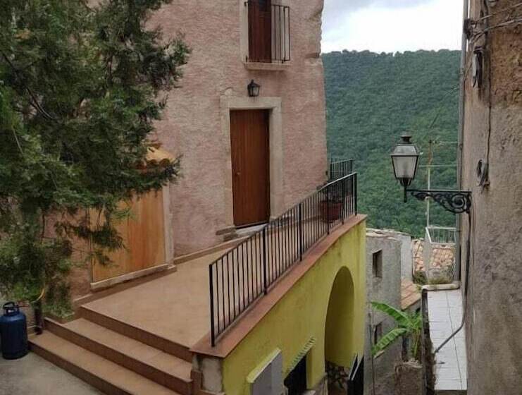 مبيت وإفطار A Taverna Intru U Vicu