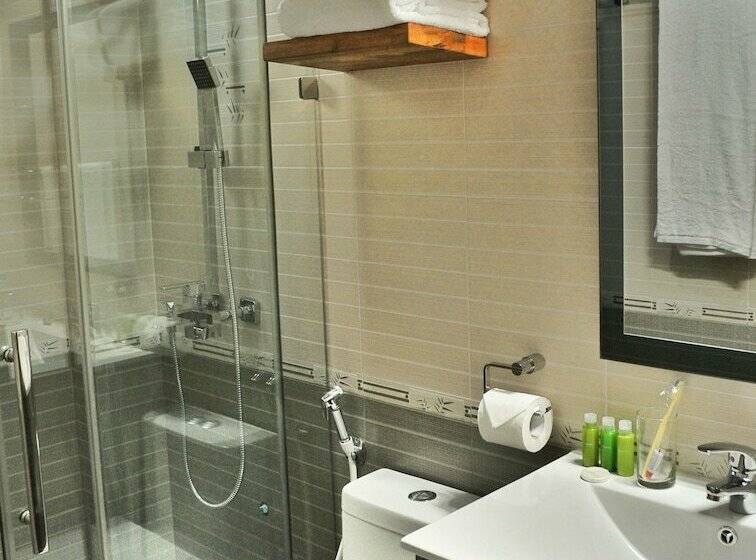 בית מלון כפרי Airport Comfort Inn Premium