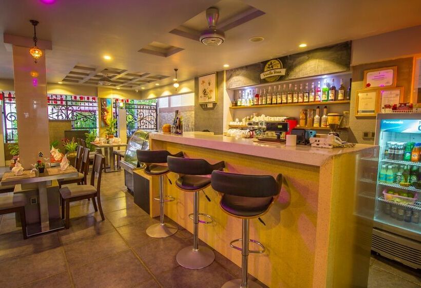 בית מלון כפרי Airport Comfort Inn Premium