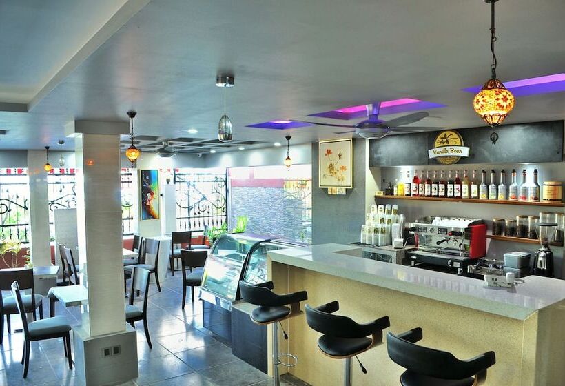 בית מלון כפרי Airport Comfort Inn Premium