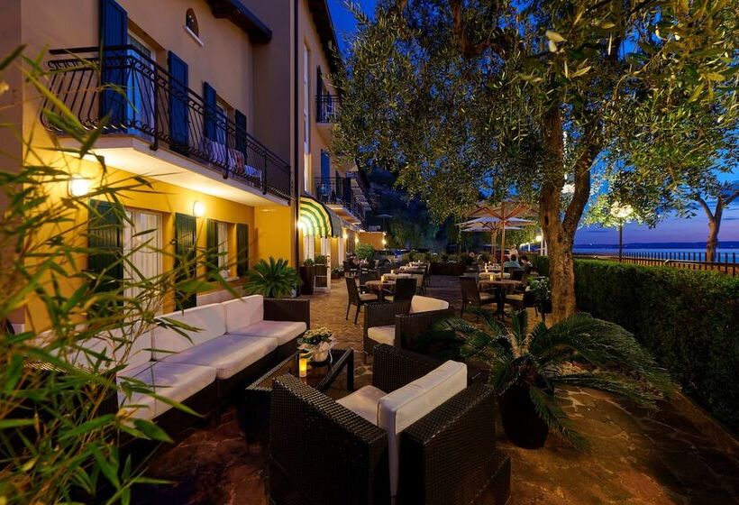 ホテル Albergo Del Garda