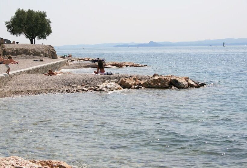 ホテル Albergo Del Garda