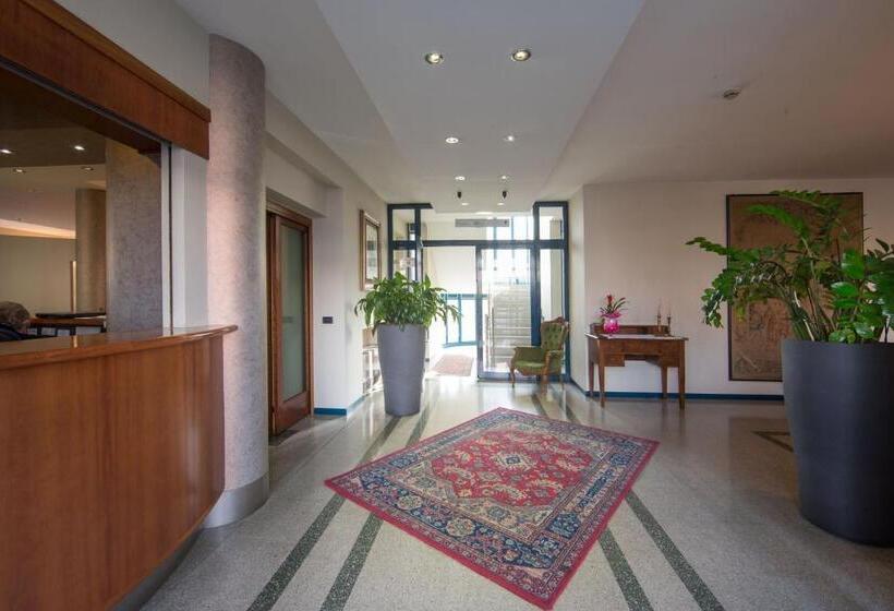 Отель La Cascata