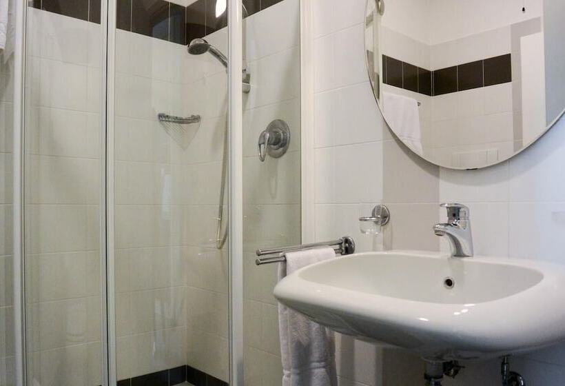 Vista Hotel & Residence