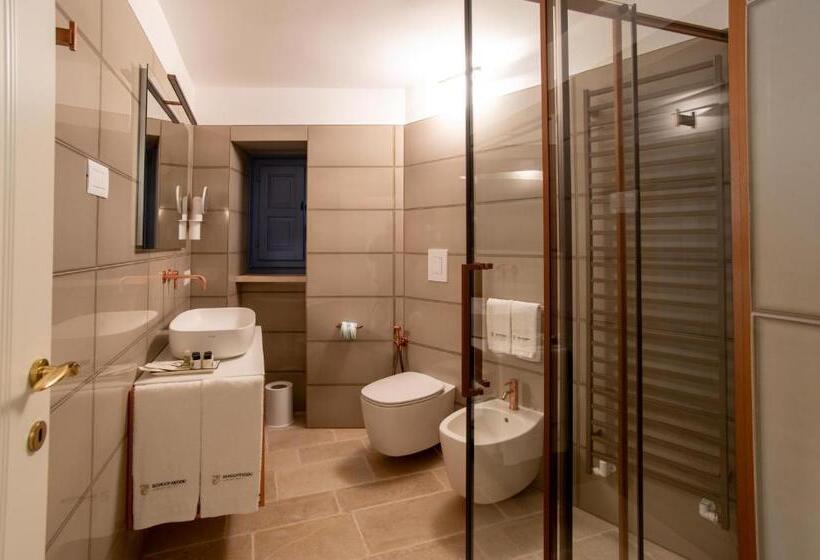 تختخواب و صبحانه Borgofreddo Luxury Suite