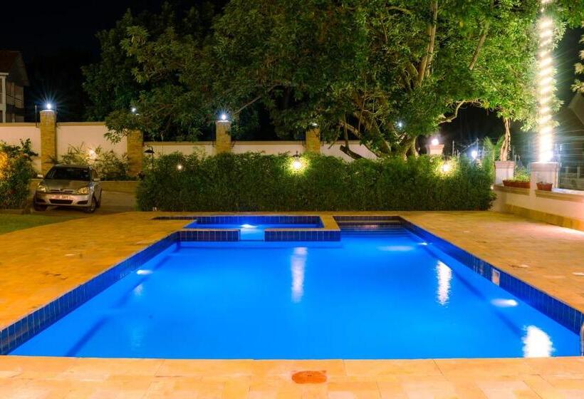 Grik Hotel   Entebbe