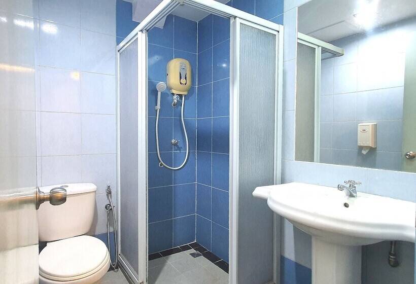 בית מלון כפרי Capital O 90939 Sandakan Central