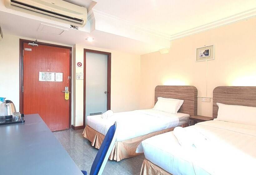 בית מלון כפרי Capital O 90939 Sandakan Central