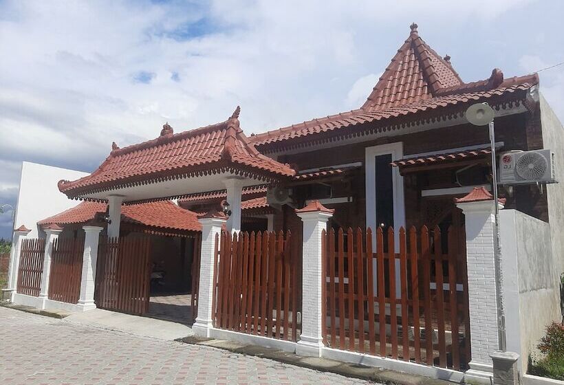 فندق Capital O 93719 Homestay Omah Bidadari